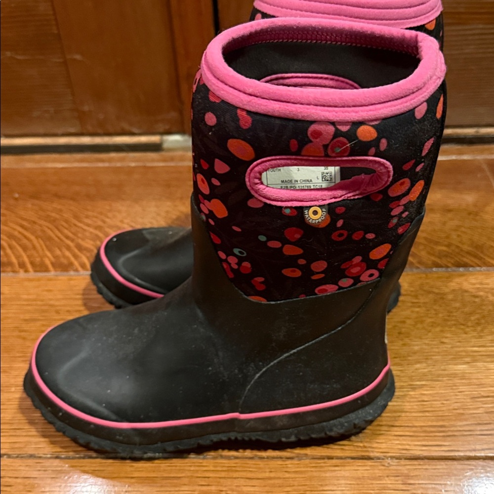 Kids Black and Pink BOG winter boot size 3 youth